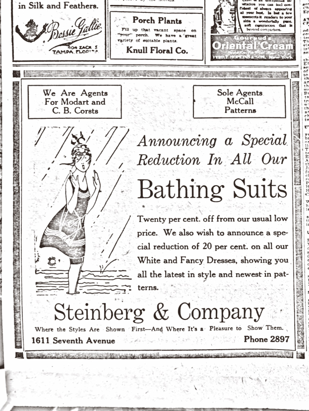 Eine Frau in einem weißen Rollkragenpullover mit langen Ärmeln und einem Dutt steht ruhig in der Mitte einer Anzeige für Steinberg & Company's Badesachen, umgeben von Text.