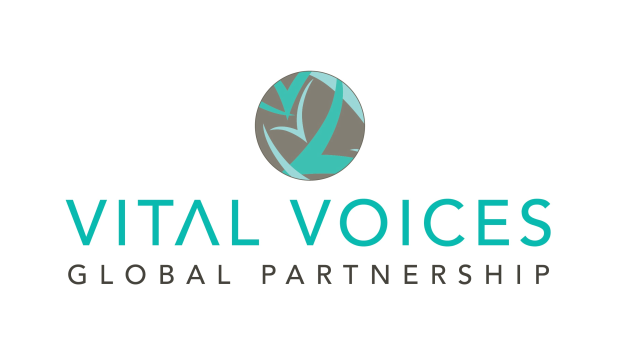 Logo für Vital Voices Global Partnership mit einer weißen Taube mit ausgebreiteten Fühler innerhalb eines blauen und weißen Gradientenkreises, alles von einem schmalen schwarzen Rand umgeben auf einem weißen Hintergrund.