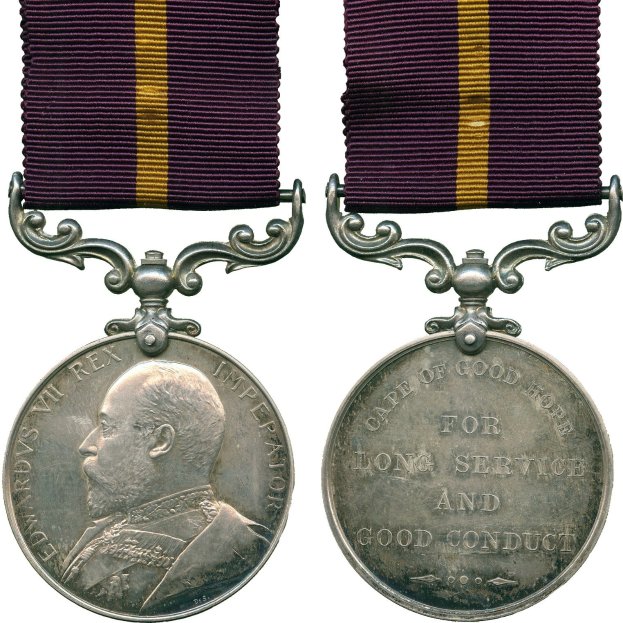 Eine Silbermedaille mit einem violetten und gelben Band, das auf der linken Seite ein Porträt und auf der rechten Seite den Text "Langjähriger treuer Dienst" zeigt.