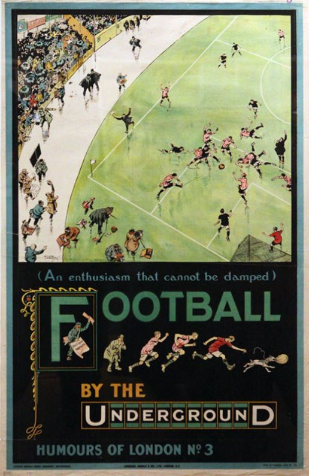 Ein Vintage-Plakat zeigt eine Menge, die ein Fussballspiel in einem Stadion schaut, mit der Aufschrift "Fussball von der U-Bahn - Humours of London No. 3" oben.