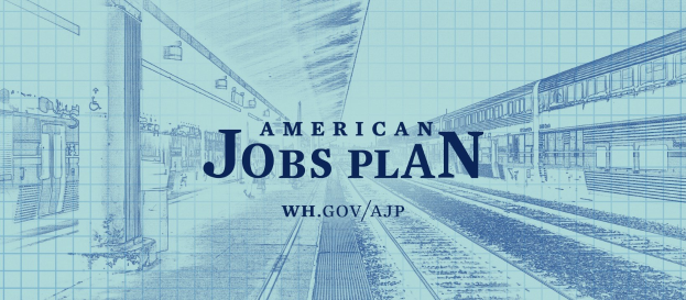 Blaupause einer Bahnhofstation mit der Aufschrift "American Jobs Plan" und einem Zug auf der rechten Seite sowie Eisenbahnschienen daneben.