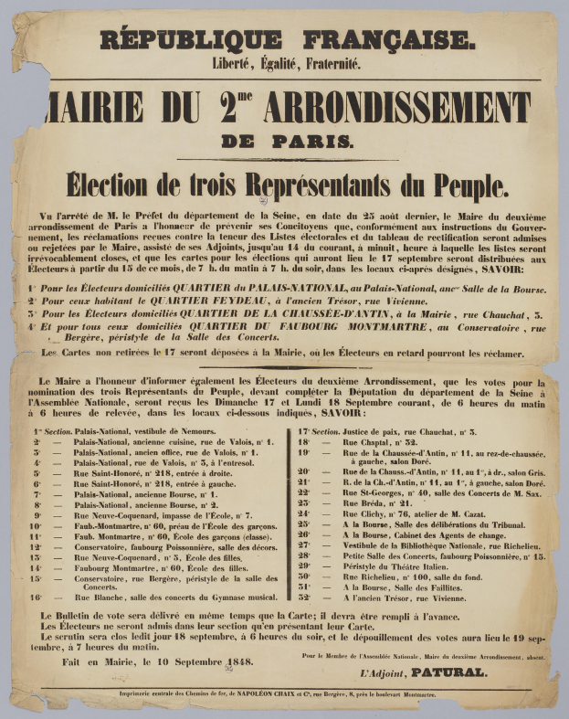 Alte Zeitung mit einem Schwarz-Weiß-Foto eines Mannes, das Text ähnelt, der wie eine Wahlurne aussieht.