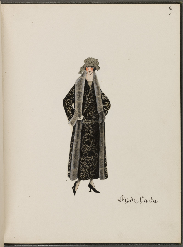 Eine Frau in einem schwarzen Kleid mit einem Fellmantel um die Schultern steht anmutig mit verschränkten Händen, Haar zu einem Knoten gebunden und Blick in die Ferne.