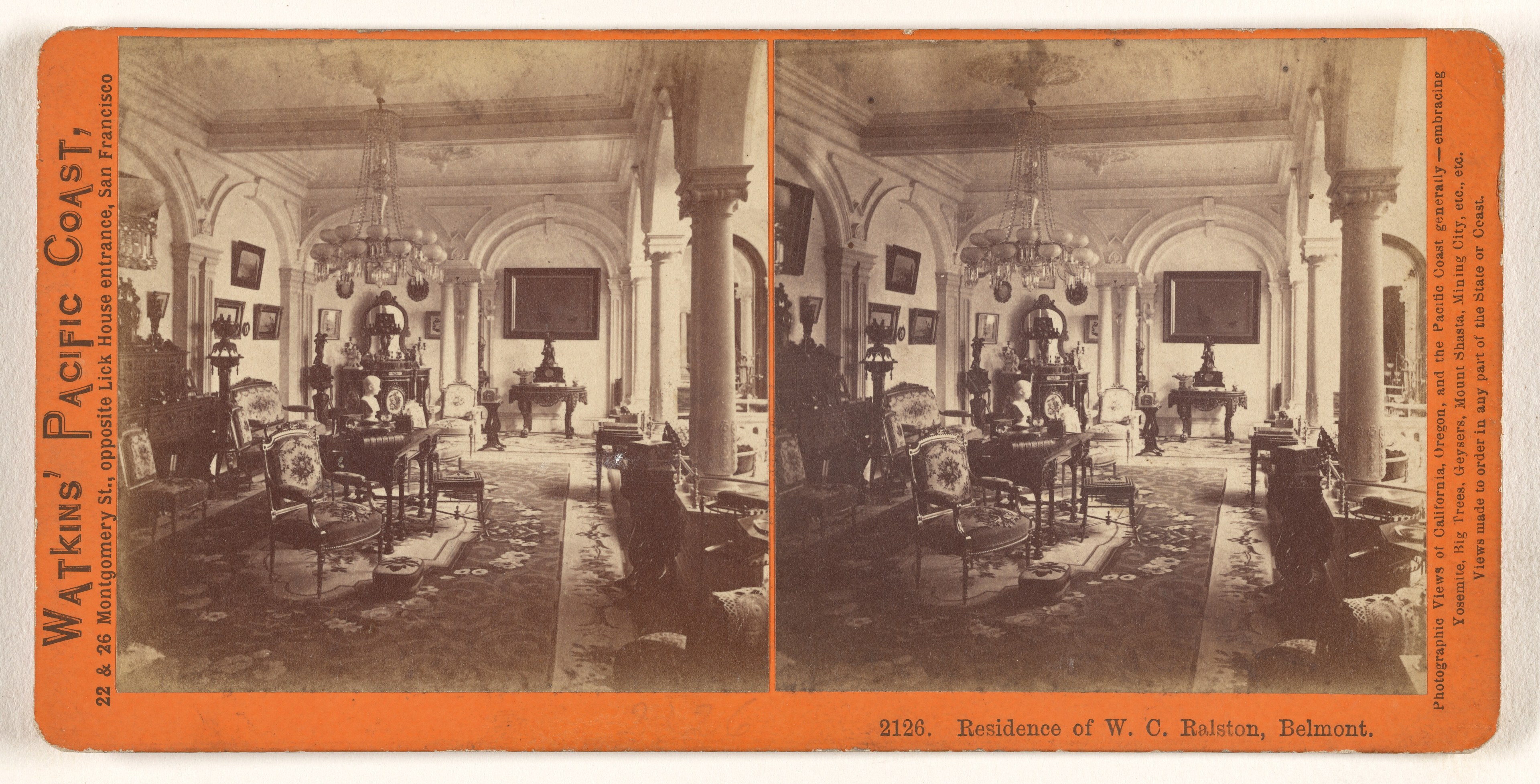 Vintage-Foto eines Wohnzimmers mit Stühlen, Tischen, Kronleuchtern, gerahmten Bildern an den Wänden und Säulen sowie verblasster Schrift.