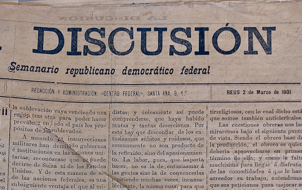 Eine gelbliche, leicht zerknitterte Zeitung mit der schwarzen Schrift "Diskussion", die die Schlagzeile "Semanario Repúblicano Democrático Federal" trägt.