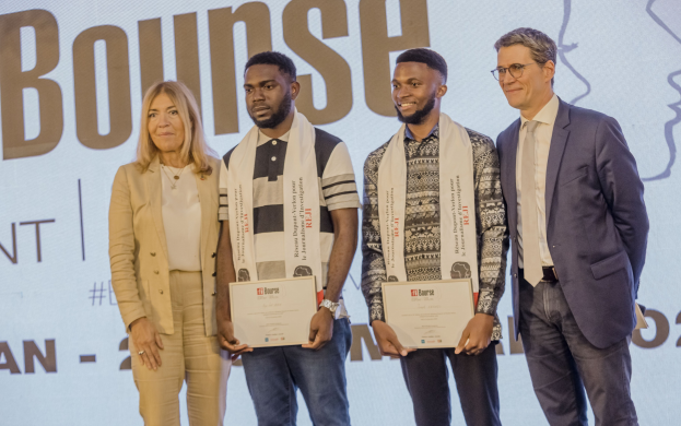 Vier Personen auf einer Bühne mit Zertifikaten stehend, im Hintergrund ein Bildschirm mit 'Bounce Awards 2019'