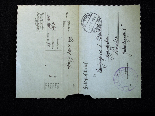 Altes deutsches Passfoto mit zwei Stempeln auf schwarzem Hintergrund.