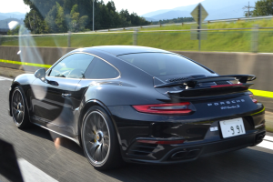 POL-HS: Gefährlicher Überholvorgang mit Porsche auf der B 221 - Verletzte Person gesucht