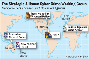 Ein Plakat mit einer farbigen Karte der Strategic Alliance Cyber Crime Working Group, umgeben von Logos und Namen der beteiligten Organisationen in fetter schwarzer Schrift.