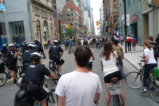 Gebäude und einige Menschen, die Fahrräder fahren.