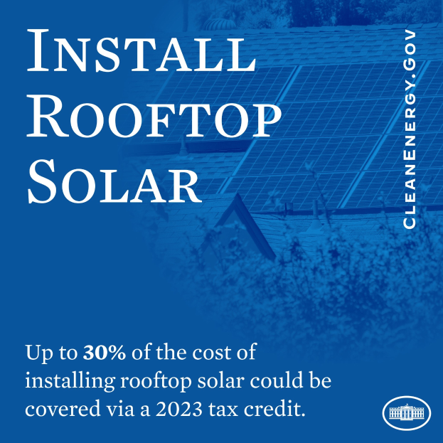Plakat für einen 2023-Steuerkredit über bis zu 30% der Kosten für die Installation von Dachsolaranlagen, mit B├Ąumen und einem Geb├Ąude mit Solarpanelen im Hintergrund.