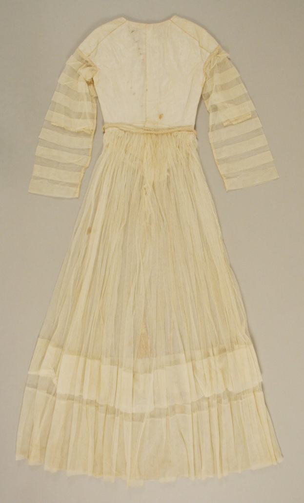 Ein weißes, langärmeliges Kleid mit einer gerafften, bodenlangen Röcke auf einem weißen Hintergrund, mit hohem Bund und dezentem Schimmer.