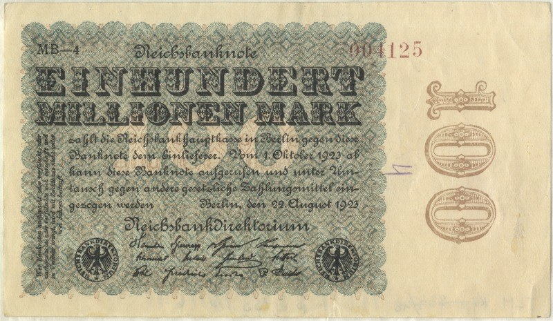 Deutscher Geldschein aus dem Jahr 1923 mit 'Einhundert Millionen Mark' darauf gedruckt.
