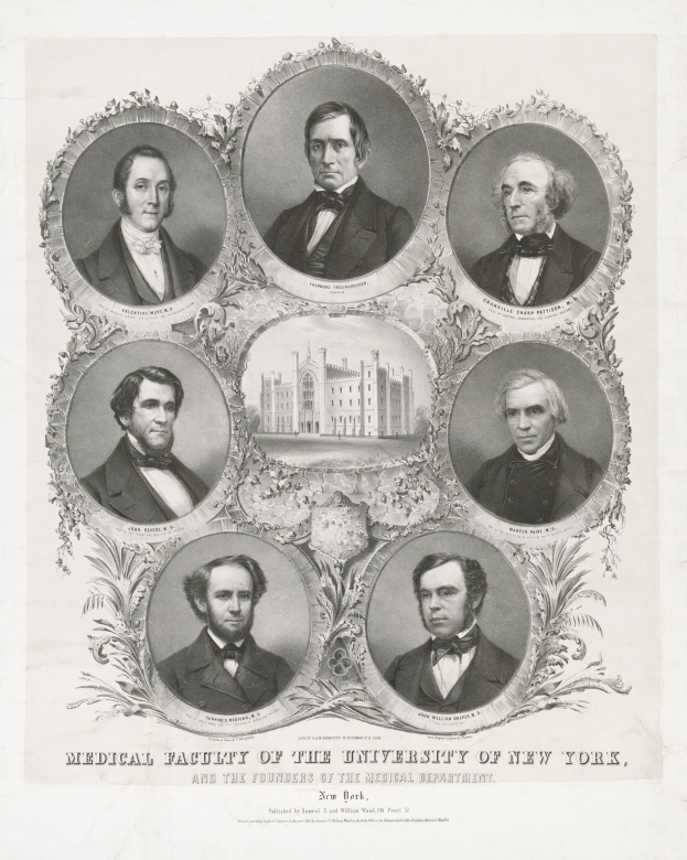 Schwarz-weißes Foto von formell gekleideten Männern, die vor einem Gebäude posieren, mit Text unten, der "Medizinische Fakultät der Universität New York und die Gründer des Medizinischen Departments" liest.