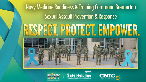 Plakat für das Sexual Assault Prevention & Response-Programm des Navy Medicine Readiness & Training Command Bremerton, das Uniformierte vor einem Gebäude mit dem Text "Respect, Protect, Empower" zeigt.