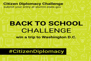 Ein Plakat mit der Aufschrift "Back to School Challenge: Gewinne eine Reise nach Washington D.C." in fetter schwarzer Schrift auf einem weißen Hintergrund, mit einer bunten Illustration eines strahlenden Schülers mit einem Rucksack vor einem Schulgebäude.