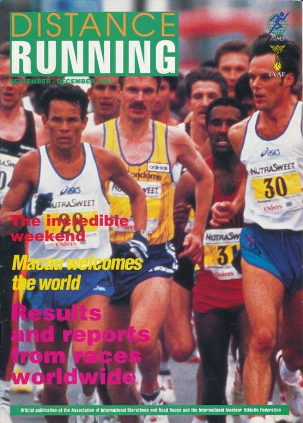 Ein Magazin-Cover mit der Überschrift "Langstreckenlauf", das eine Gruppe von Läufern bei einem Marathon zeigt, mit farbenfrohen Laufschuhen und legerer Sportbekleidung vor einem hellblauen Himmel mit weißen Wolken.