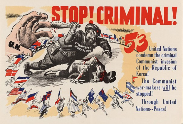 Ein Plakat mit einer Hand, die ein Schild mit der Aufschrift "Stoppen Sie den Kriminellen" hält, im Hintergrund eine Gruppe von Menschen mit Fahnen, sowie zusätzlichen Text, der die Verwendung von menschlichem Haar befürwortet.