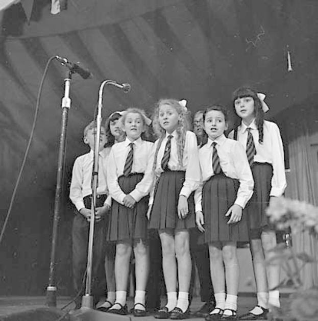 "Theater des Estrada-Liedes" des Zentrums für Ästhetische Erziehung von Kindern der Region Nizhny Novgorod wird vor Beginn der "Nussknacker"-Vorstellung im Nizhny Novgorod TYUZ am 1. Juni auftreten