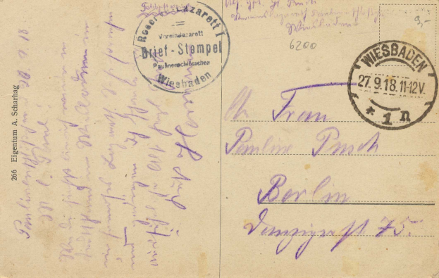 Alte Postkarte mit einem violetten Stempel, auf dem "Wiesbaden, Deutschland - 1. Weltkrieg" steht, und handgeschriebener Text.