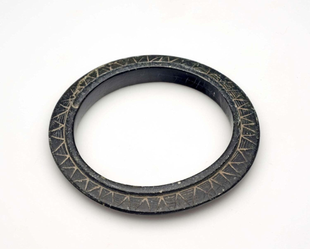 Nahaufnahme einer schwarzen Gummiölabdichtung für Yamaha YZF-R-Serien-Motorräder auf einer weißen Oberfläche.