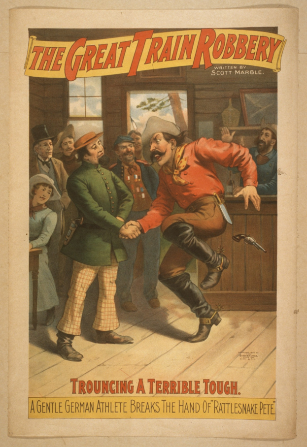 Ein Plakat zeigt eine Gruppe von Menschen, einer hält eine Waffe in der Hand, vor einem Fenster und einer Wand, mit der Aufschrift "Der große Zugraub - Trouching a Terrible Tough" oben und unten.