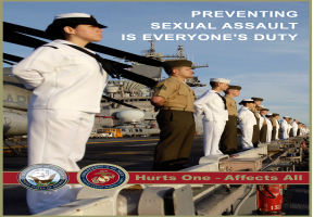 Ein Plakat mit einer Gruppe in weißen Uniformen auf einem Schiffsdeck mit einem Feuerlöscher im Vordergrund und der Aufschrift "Verhindern von sexueller Belästigung ist die Pflicht aller - Einer verletzt, alle betroffen."