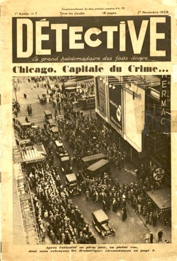 Schwarz-weiß-Fotografie einer alten Zeitung mit der Schlagzeile "Detective, Chicago, Capital du Crime", die ein Bild einer Menschenmenge auf einer Straße mit Gebäuden im Hintergrund zeigt.