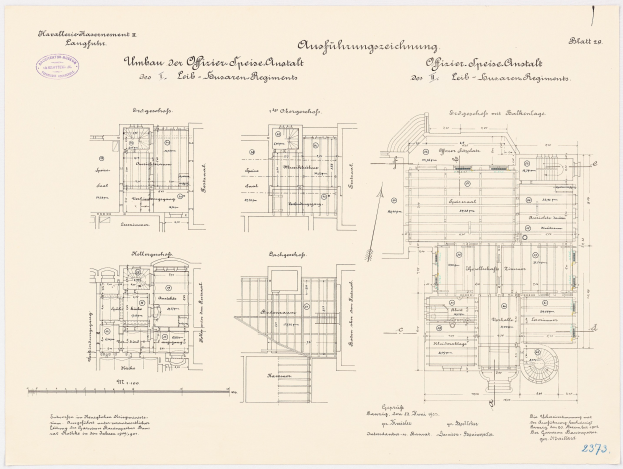 Schwarz-weißer architektonischer Grundriss des ehemaligen Bundeskanzleramts, zeigt detaillierte Layout mit Räumen und strukturellen Elementen.