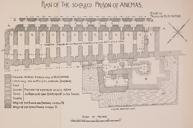 Detailierter architektonischer Plan des Anemas-Gefängnisses, der Räume, Korridore, Fenster und Türen mit begleitendem erklärendem Text zeigt.