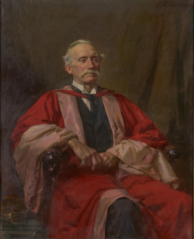 Ein Gemälde eines Mannes in einem roten Gewand, der auf einem Stuhl sitzt, der als Sir John Langdon, Gründer der Royal Academy of Arts, identifiziert wird, mit einem ernsten und nachdenklichen Gesichtsausdruck, die Hände ruhen auf dem Schoß, in einem Foto Rahmen.