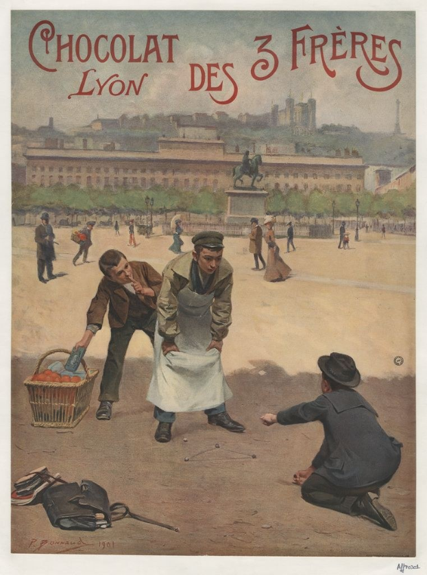 Plakat für "Chocolat des 3 Freres Lyon" in Lyon, Frankreich, das Menschen mit einem Obstkorb im Vordergrund und Gebäude, Bäume, eine Statue und einen blauen Himmel im Hintergrund zeigt.