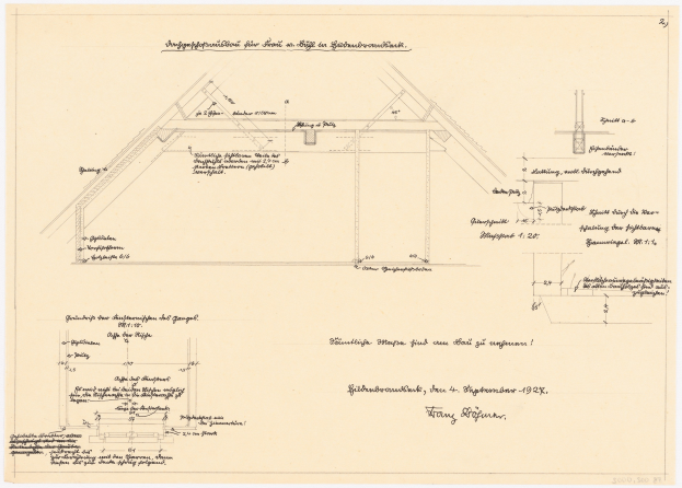 Schwarz-weißes architektonisches Zeichnung eines Hauses mit einem geneigten Dach, beschriftet als der erste Grundriss, begleitet von detailliertem Text und strukturellen Notizen.