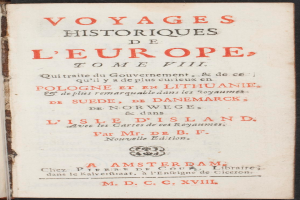 Ein altes Buch mit dem Titel 'Voyages Historiques de l'Europe, Tome VIII' ist offen und zeigt eine Seite mit klassischem Schrifttext, umgeben von einem dekorativen Rahmen.