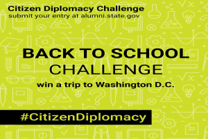 Plakat mit fetter schwarzer Schrift "Rückkehr zur Schule-Herausforderung: Gewinne eine Reise nach Washington D.C." auf einem weißen Hintergrund, das eine farbenfrohe Illustration eines grinsenden Schülers mit Rucksack zeigt, der aufgeregt vor einem Schulgebäude steht.