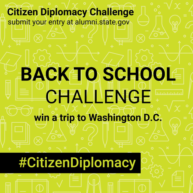 Plakat mit fetter schwarzer Schrift "Rückkehr zur Schule-Herausforderung: Gewinne eine Reise nach Washington D.C." auf einem weißen Hintergrund, das eine farbenfrohe Illustration eines grinsenden Schülers mit Rucksack zeigt, der aufgeregt vor einem Schulgebäude steht.