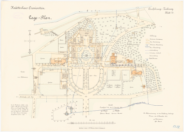Eine detaillierte Karte von Köln, Deutschland, mit einer darübergelegten Zeichnung eines Gebäudes auf einem Blatt Papier, das Text über die Geschichte, Kultur und Sehenswürdigkeiten der Stadt enthält.