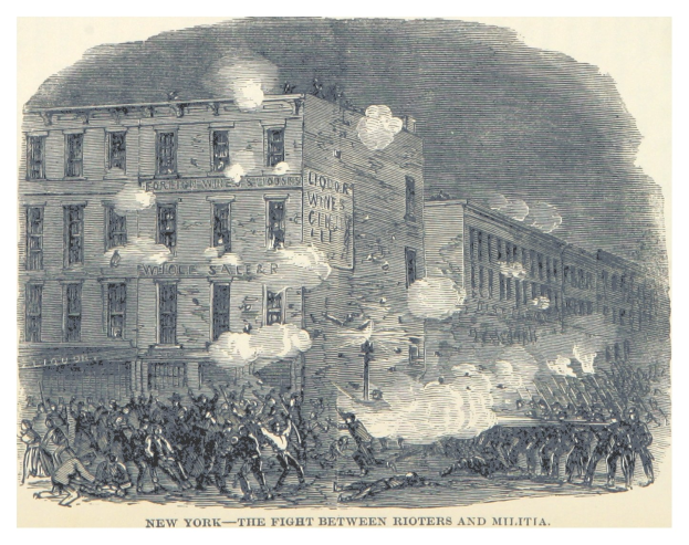 Ein Plakat zeigt eine gewalttätige Konfrontation zwischen Randalierern und Miliz in New York City, mit Menschen am Boden, die Waffen halten, Gebäuden im Hintergrund und Rauch, der von ihnen aufsteigt, sowie dem Text "New York - Der Kampf zwischen Randalierern und Miliz" unten.