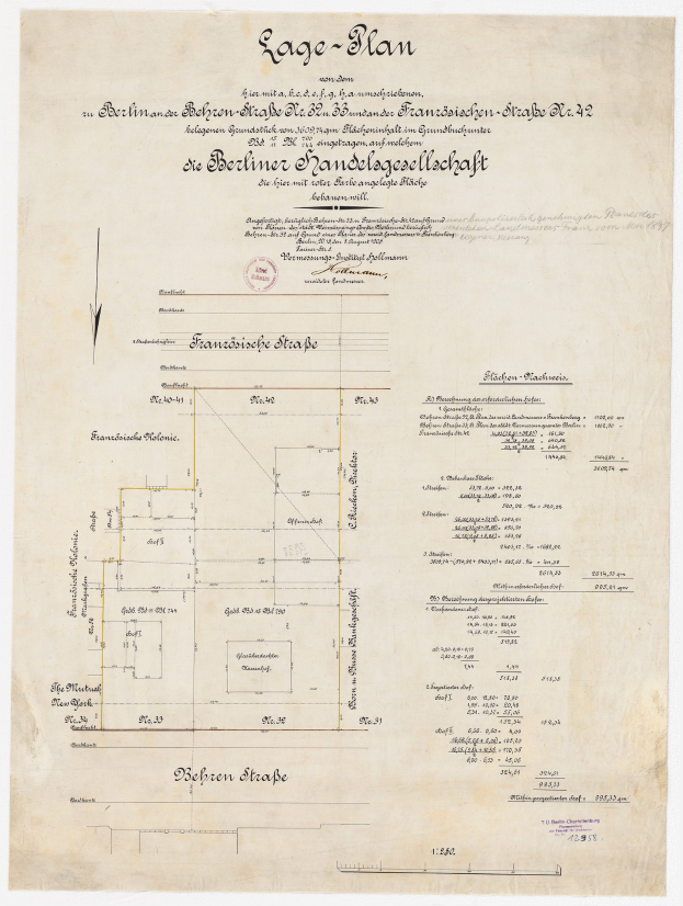 Alter Dokument mit einer handgezeichneten Grundrissplan der Berliner Handelgesellschaft, mit Text und einem Stempel auf der linken Seite.