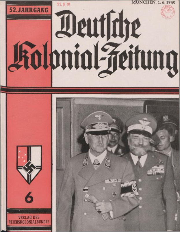Ein Buch mit dem Titel "Deutsches Kolonial-Feitung" aus dem Jahr 11/1940, das ein Porträt von Adolf Hitler auf dem Cover zeigt, umgeben von einer Gruppe von Menschen mit Mützen.