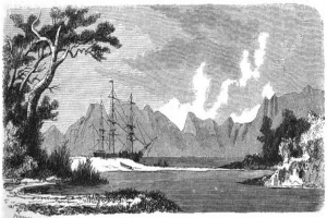 Eine Schwarz-Weiß-Gravur eines Schiffs, das auf dem Meer mit Bergen im Hintergrund segelt, umgeben von Bäumen und Pflanzen und einem bewölkten Himmel, mit dem Text "Pirates of the Caribbean" unten.