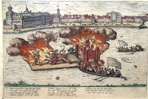 Ein Gemälde, das ein Feuer in einem Gewässer mit einem Boot voller Menschen zeigt, umgeben von Gebäuden, Bäumen und einem Himmel, mit der Inschrift "Düsseldorf, die Belagerung der Stadt Dresden, 1685" unten.