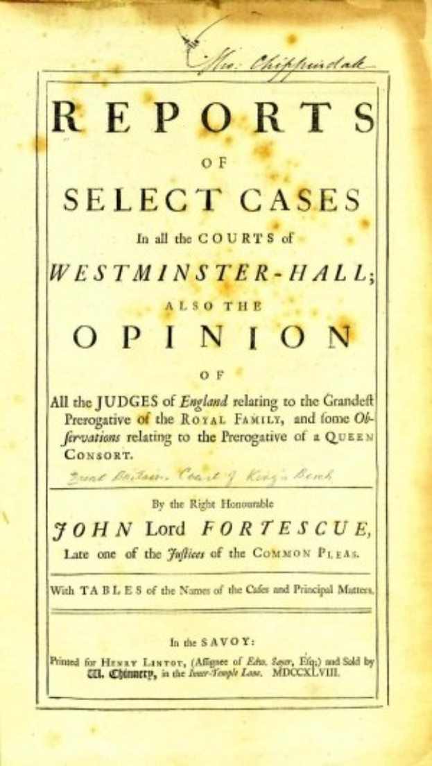 Titelblatt eines alten Buches mit dem Titel 'Berichte über ausgewählte Fälle vor den Gerichten von Westminster-Hall sowie die Meinung von John Lord Fortescue' mit einer offenen Seite, die schwarzen Tintentext zeigt.