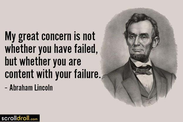 Porträt von Abraham Lincoln in Anzug und Krawatte mit ernstem Gesichtsausdruck, begleitet von dem Zitat "Mein großer Kummer ist nicht, ob Sie gescheitert sind, sondern ob Sie mit Ihrem Scheitern zufrieden sind" in fetter Schrift.