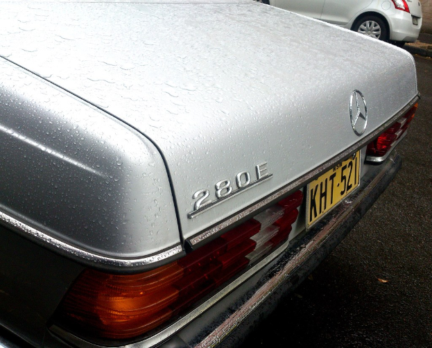 Zwei Mercedes-Benz-Fahrzeuge fahren nebeneinander auf einer Straße.