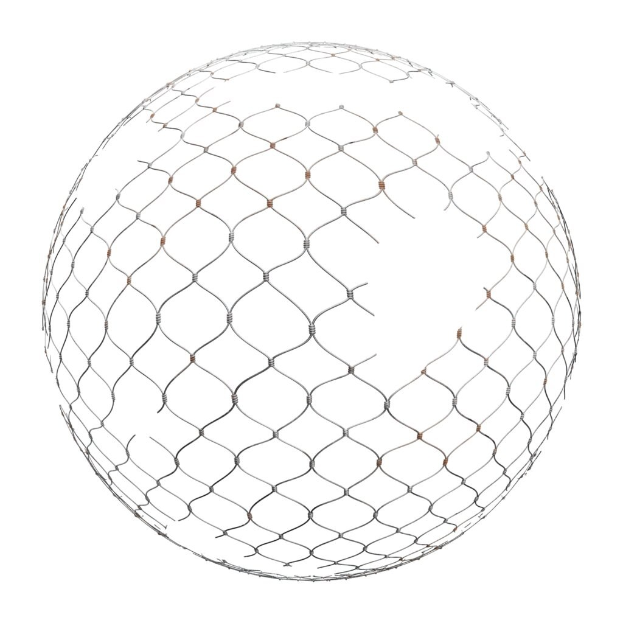 Eine runde Kugel aus verzinktem hexagonalem Drahtgeflecht auf einem weißen Hintergrund.