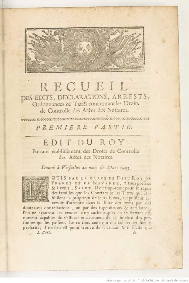 Offenes Buch mit dem Titel "Recueil des Edits, Declarations, Arrests, Ordinances & Tarifs Concentrantes des Droits de Controlles des Actes des Notaires" aus dem Jahr 1793, das eine Illustration auf der linken Seite zeigt.