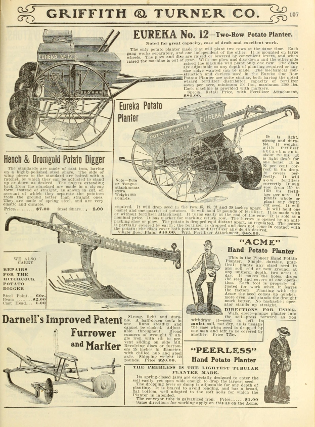 Eine Schwarz-Weiß-Seite aus einem alten Buch mit einer Zeichnung eines Traktors und einer Egge, Bilder von Bauern und Text, der landwirtschaftliche Geräte beschreibt.
