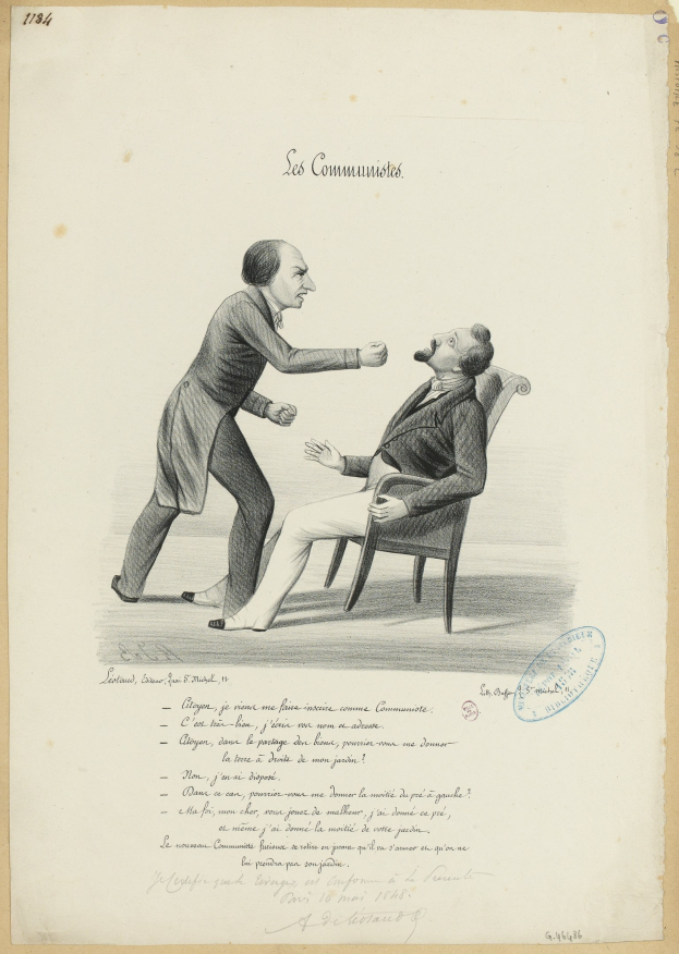 Zwei Männer in einer formellen Umgebung, einer sitzt und einer steht, sind in eine hitzige Diskussion über Text auf dem Boden vertieft.