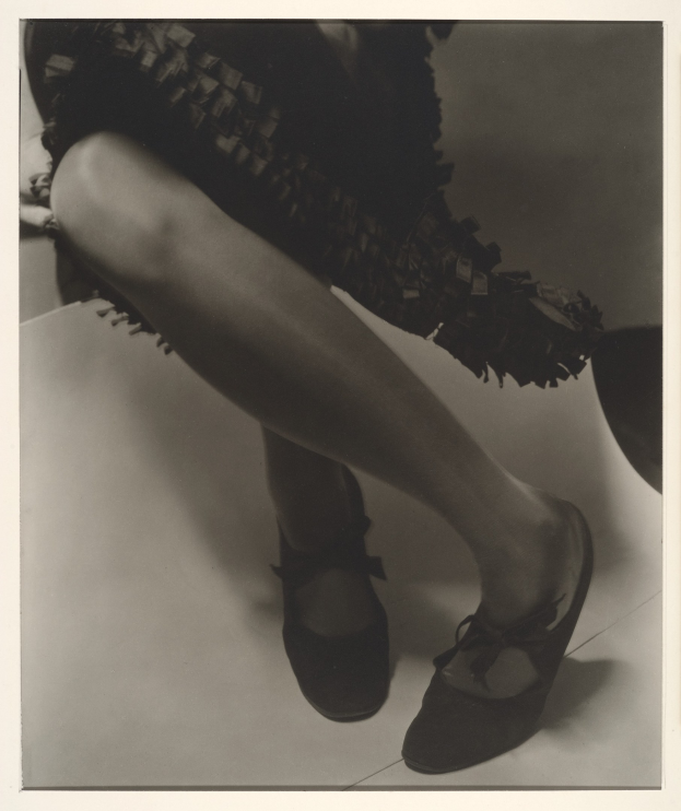 Schwarzes und weißes Rahmenfoto von Frauenbeinen in High Heels.